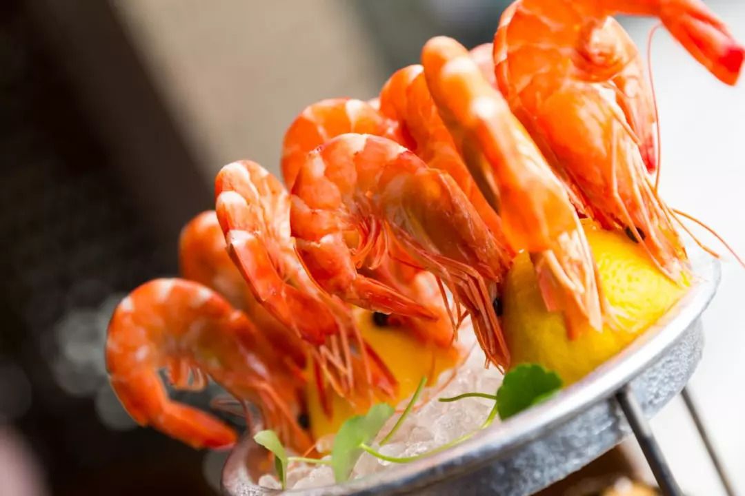 这只“大公鸡”一开业就王炸，5000瓶限量好酒碾压沙雕土豪！