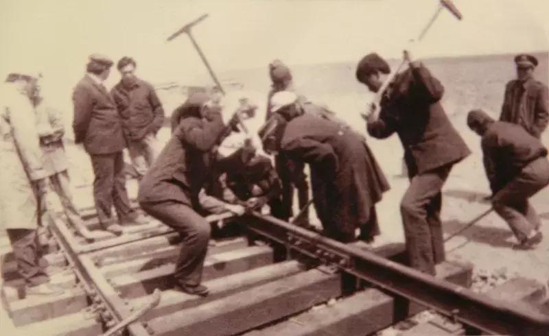 旅客还在熟睡中，他们竟悄悄换走了火车底盘！