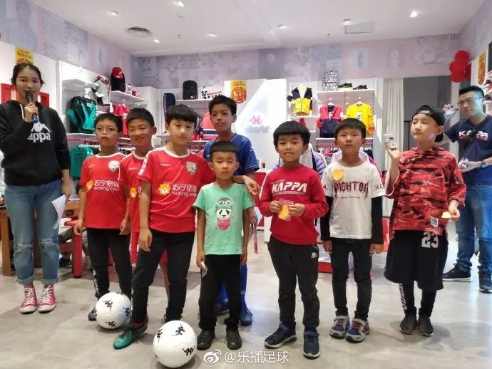 相聚中原！中国足球小将球员在郑州KappaKids两门店亲切互动