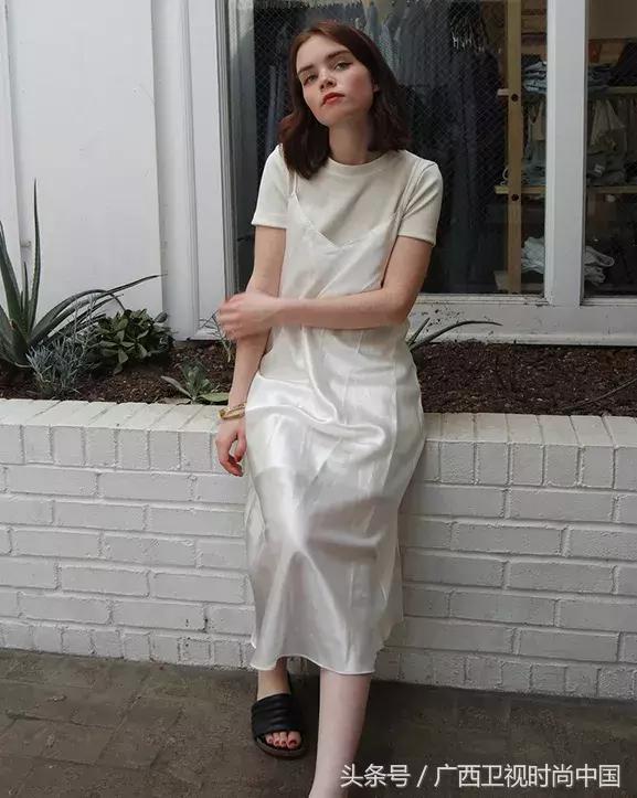 针织衫短袖里面应该穿什么,黑色金丝宽松短袖针织衫怎么搭