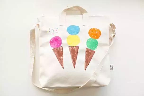 她拿这个擦一擦包包，立马变得和新的一样！