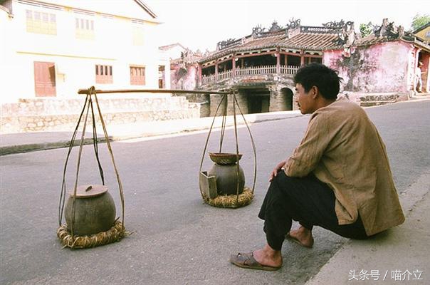 它们恰似，法国姑娘热情奔放浪漫与越南姑娘含蓄温柔的完美结合
