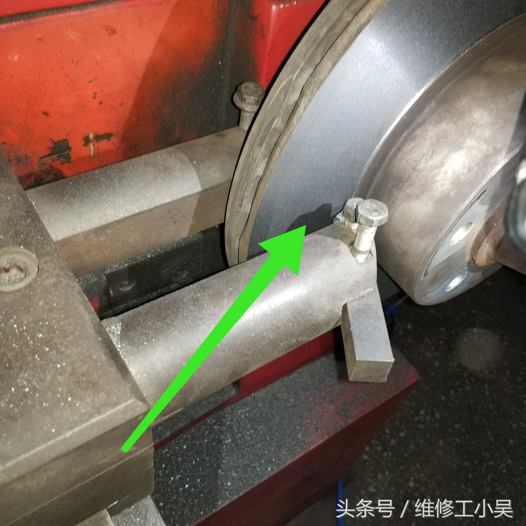 宝马x1汽车刹车时后备箱异响,宝马x1刹车不很灵怎么回事