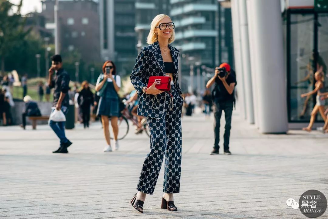 结婚当天适合妈妈背的包推荐,去参加婚礼背什么颜色的包合适