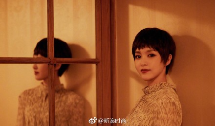 唐嫣超短发亮相巴黎时装周,唐嫣时装周看秀造型曝光