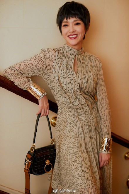 唐嫣超短发亮相巴黎时装周,唐嫣时装周看秀造型曝光