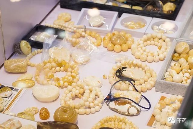 怎么辨别蜜蜡和塑料最直观的方法,蜜蜡越来越便宜是真的吗