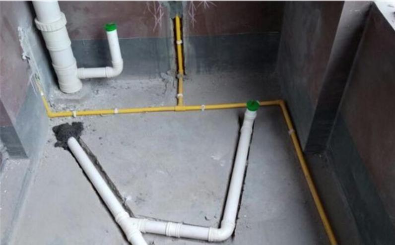 第一次看到这样处理顶部水管的，连邻居看到后也要师傅这样做