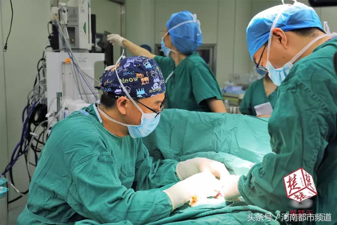 妈妈怀孕了肚子有个裂缝怎么办,孕妇肚子上有妊娠裂纹