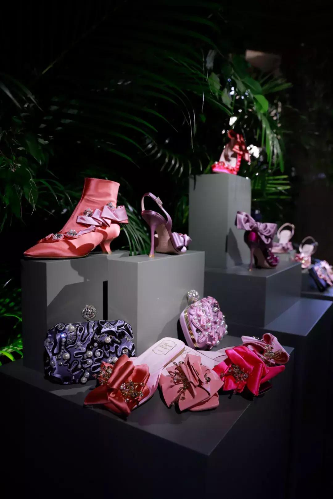 戚薇霸气走秀,唐嫣戚薇机场街拍大全