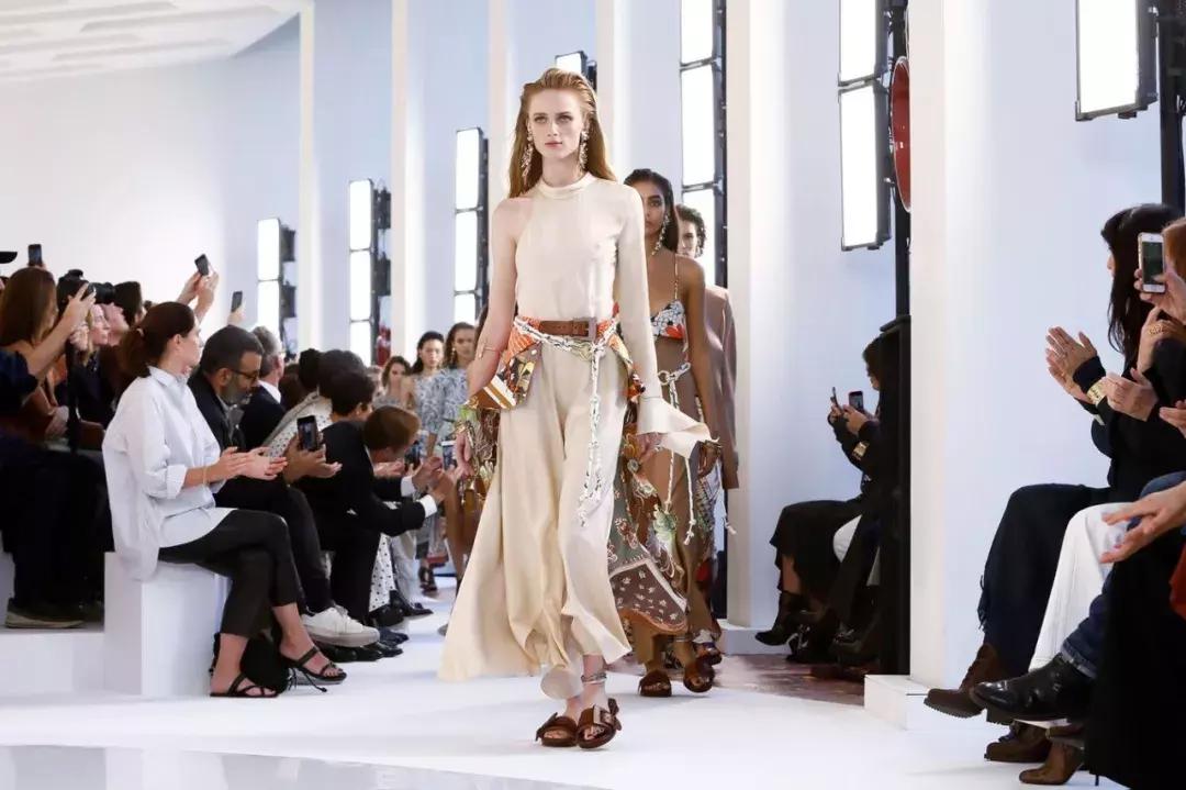 戚薇霸气走秀,唐嫣戚薇机场街拍大全