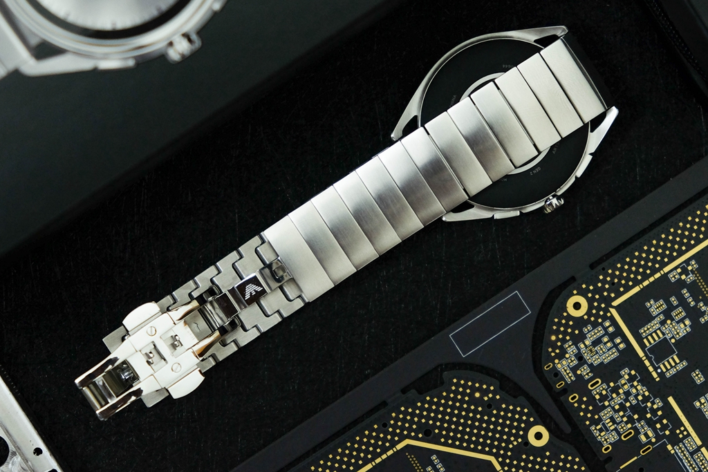 为什么说买阿玛尼手表智商税,苹果手表和阿玛尼哪个好