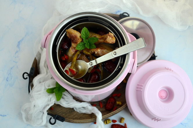 你还在厨房里汗流浃背地煲汤吗？试试这款焖烧锅，让你美美哒喝汤