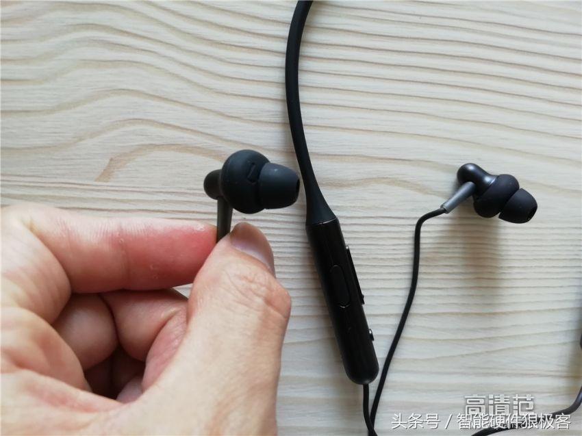 1MOREStylish双动圈颈挂式蓝牙耳机-时尚音乐体验