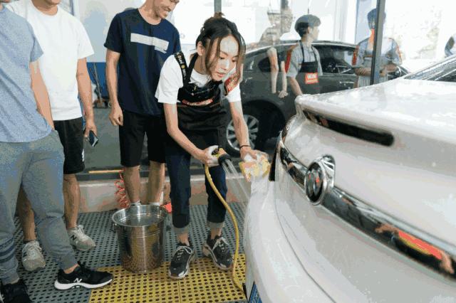 看到BoBoYoyo这样洗车和换机油，小肥肥瞬间凌乱了……