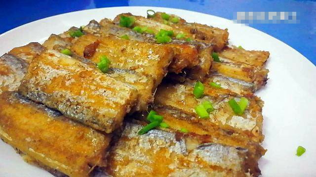 带鱼怎么做不粘锅不会碎掉视频,怎样煎出的带鱼金黄酥脆不粘锅