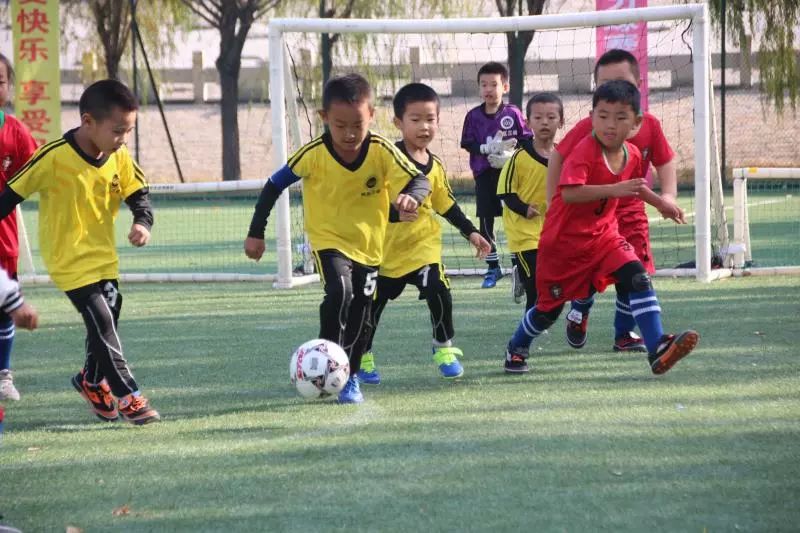 2018年中国足协全国娃娃足球宣传月活动暨“通辽市幼儿园足球超级联赛”欢乐开赛