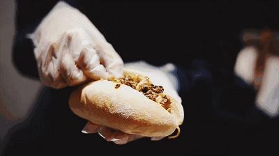 今天刷爆成都人朋友圈的网红奶茶店，卖起了五粮液水果茶和川菜！