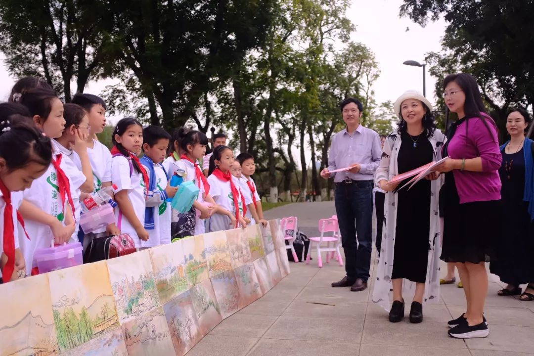 绿·道——天府绿道采风写生作品展巡展亮相锦城湖，小朋友们写生忙