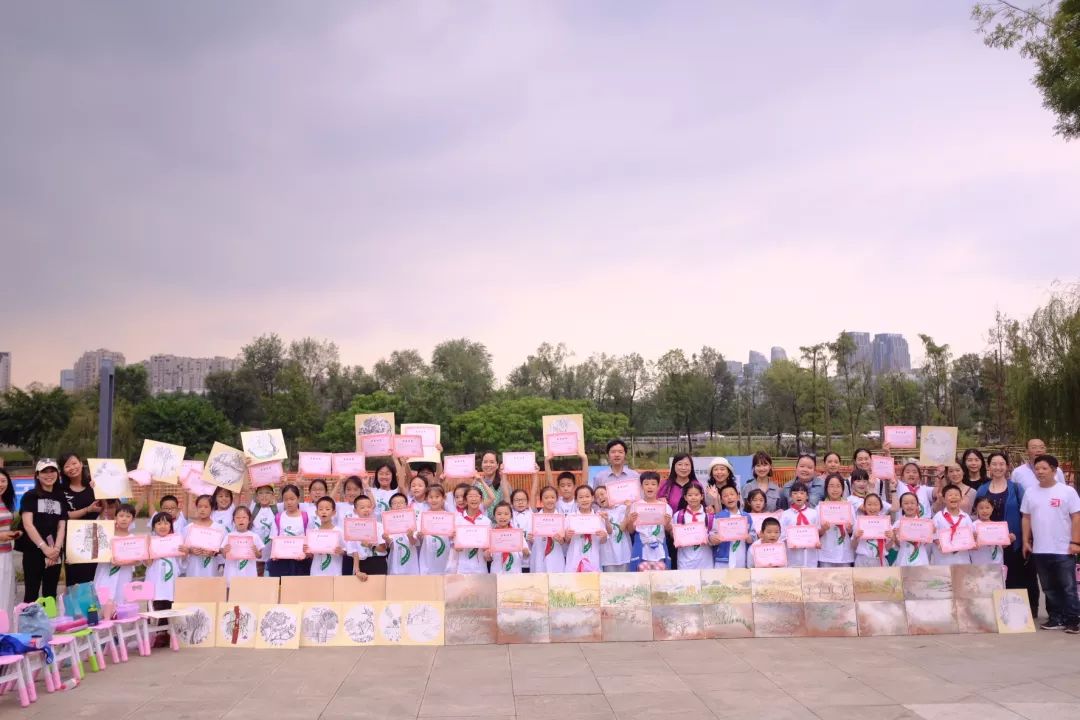 绿·道——天府绿道采风写生作品展巡展亮相锦城湖，小朋友们写生忙