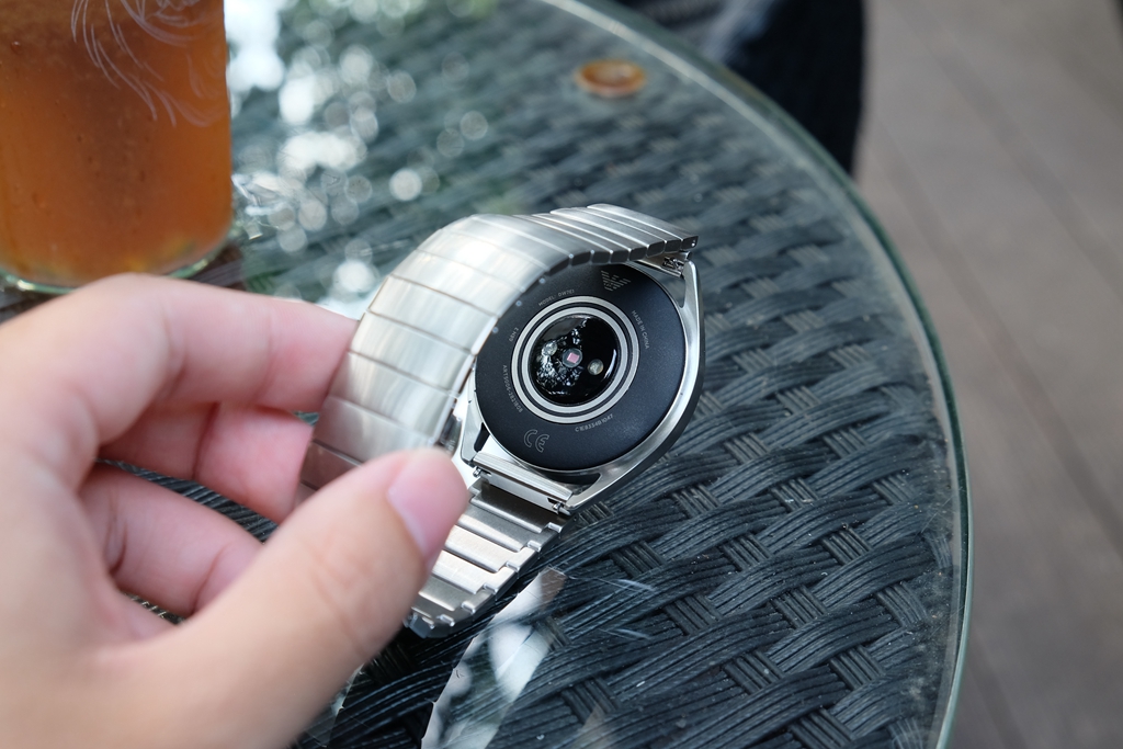 3990元的真智能手表贵吗?阿玛尼ART5006:奢华与智能的巧妙结合