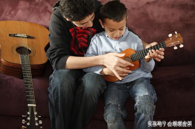 零基础学尤克里里可以看简谱吗,初学尤克里里每天必练的十个动作