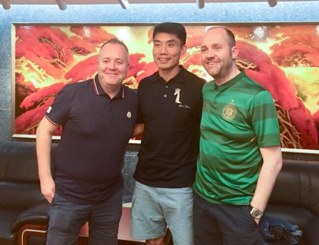 希金斯挥拳庆祝,希金斯捧杯