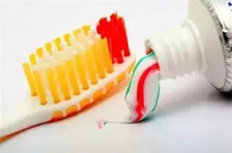 鞋子发黄发霉怎么变白生活小妙招,鞋子发霉了怎么洗掉黑点