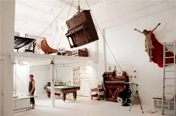 到底发生了什么？他把12个前女友都做成了高跟鞋？到底是真的假的