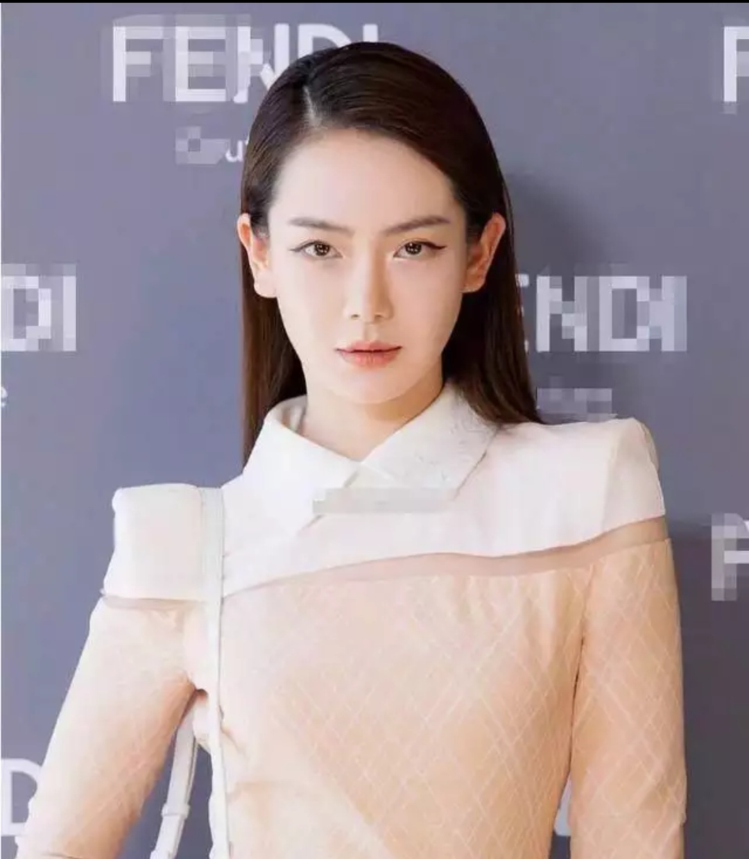 戚薇全包眼妆,戚薇时尚感爆棚一天三次造型太帅