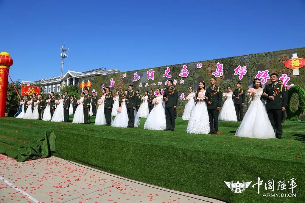 军旗为证，战友为媒：你嫁给爱情的样子，真美！