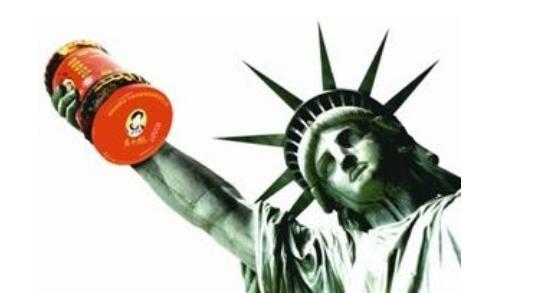 驰名商标中国制造的老干妈,像外国人这样子吃!口水要流一地