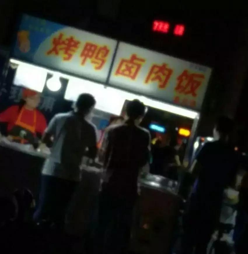 路边摊小吃究竟有多脏你真的了解,街边小吃摊脏不脏