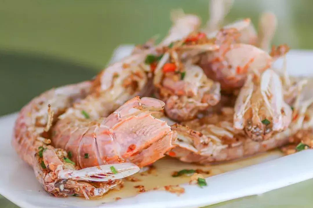 三亚火车头万人海鲜广场哪家好吃,在三亚3000元一桌的海鲜大餐