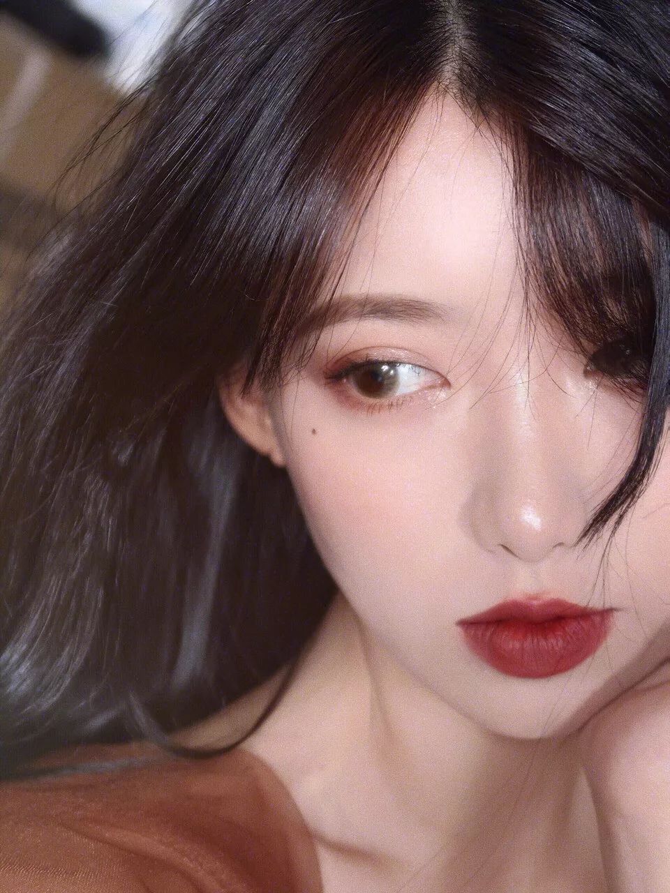 卡戴珊冬季穿搭女高级感,奶茶色和卡戴珊色哪个好看