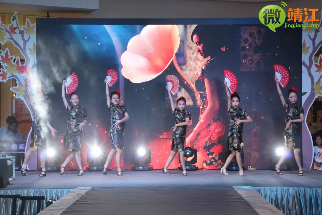 微靖江：这里发生了什么？竟引来近千名靖江人围观！还各种拍照