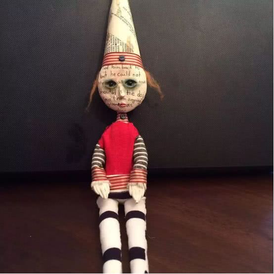 孩子用盒子建造废弃城市在家里,12岁男孩自己捡破烂