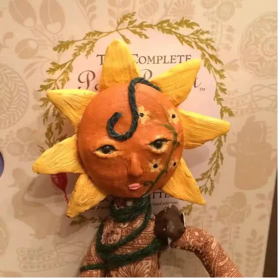 孩子用盒子建造废弃城市在家里,12岁男孩自己捡破烂