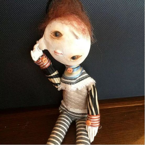 孩子用盒子建造废弃城市在家里,12岁男孩自己捡破烂