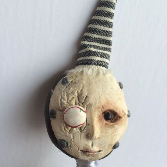 孩子用盒子建造废弃城市在家里,12岁男孩自己捡破烂