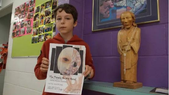 孩子用盒子建造废弃城市在家里,12岁男孩自己捡破烂