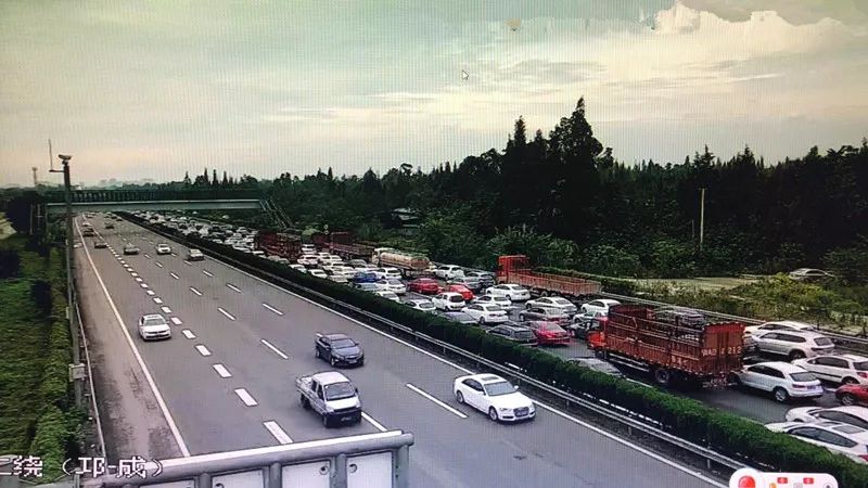 去外地旅游半路堵人,出去游玩堵在高速上怎么办
