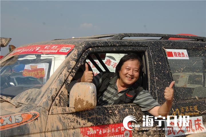 拍钱塘江大潮遭巨浪瞬间吞没,为了拍照被潮水冲走身亡