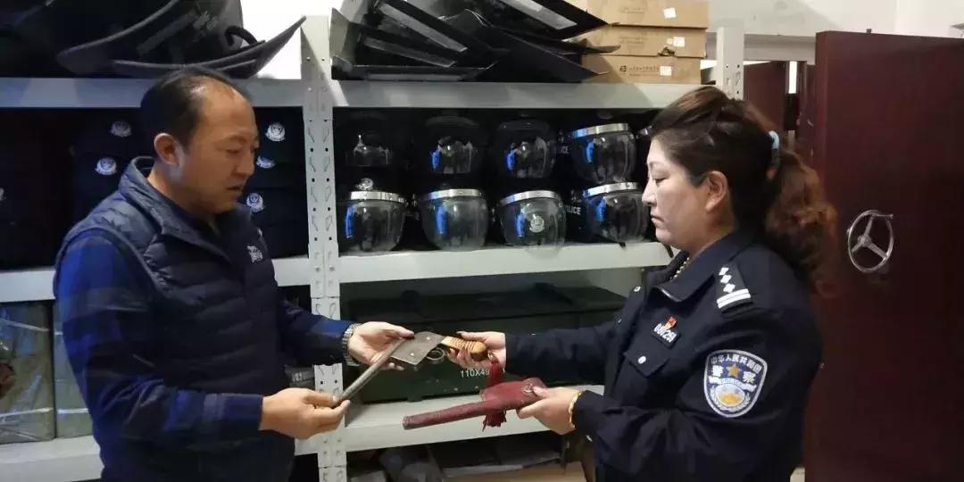 玉树公安抓捕的视频,缉枪治爆宣传群众主动上交枪支