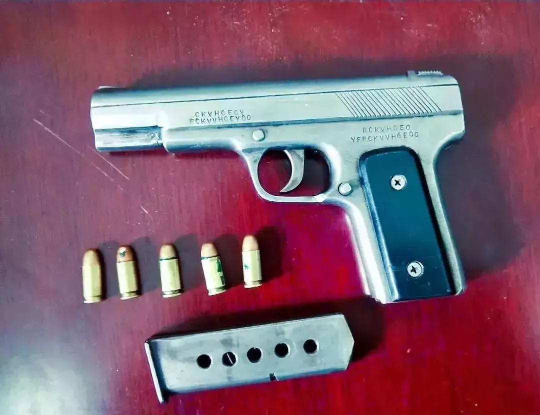 玉树公安抓捕的视频,缉枪治爆宣传群众主动上交枪支