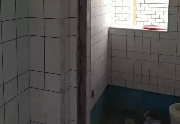 我是瓷砖，我现在有点方……