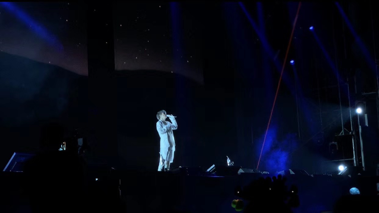 薛之谦虹口足球场开唱！上海话怼粉丝！果然是段子手届的蛇精病