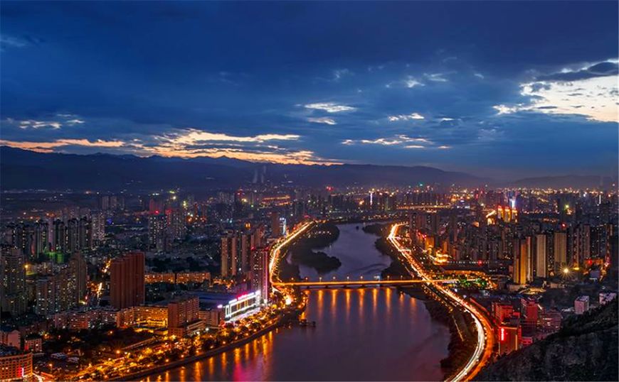 有座城市很有特色，像根黄瓜，主城区长一百公里，最窄处仅四公里