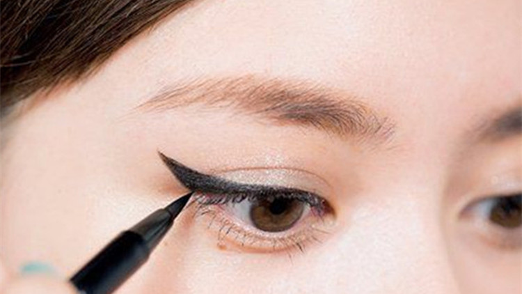 化妆时尽量避开这几个误区,化妆避开哪些部位