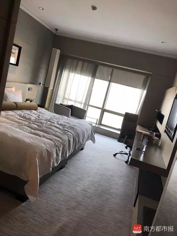 星级酒店床上有根立起的针！她大腿被扎出血！是不是被人故意藏在被褥下的？酒店：可以免除房费，风险责任不能承担！